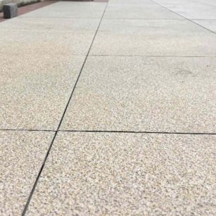 白银 黄金麻花岗岩石板材荔枝面地面铺装效果