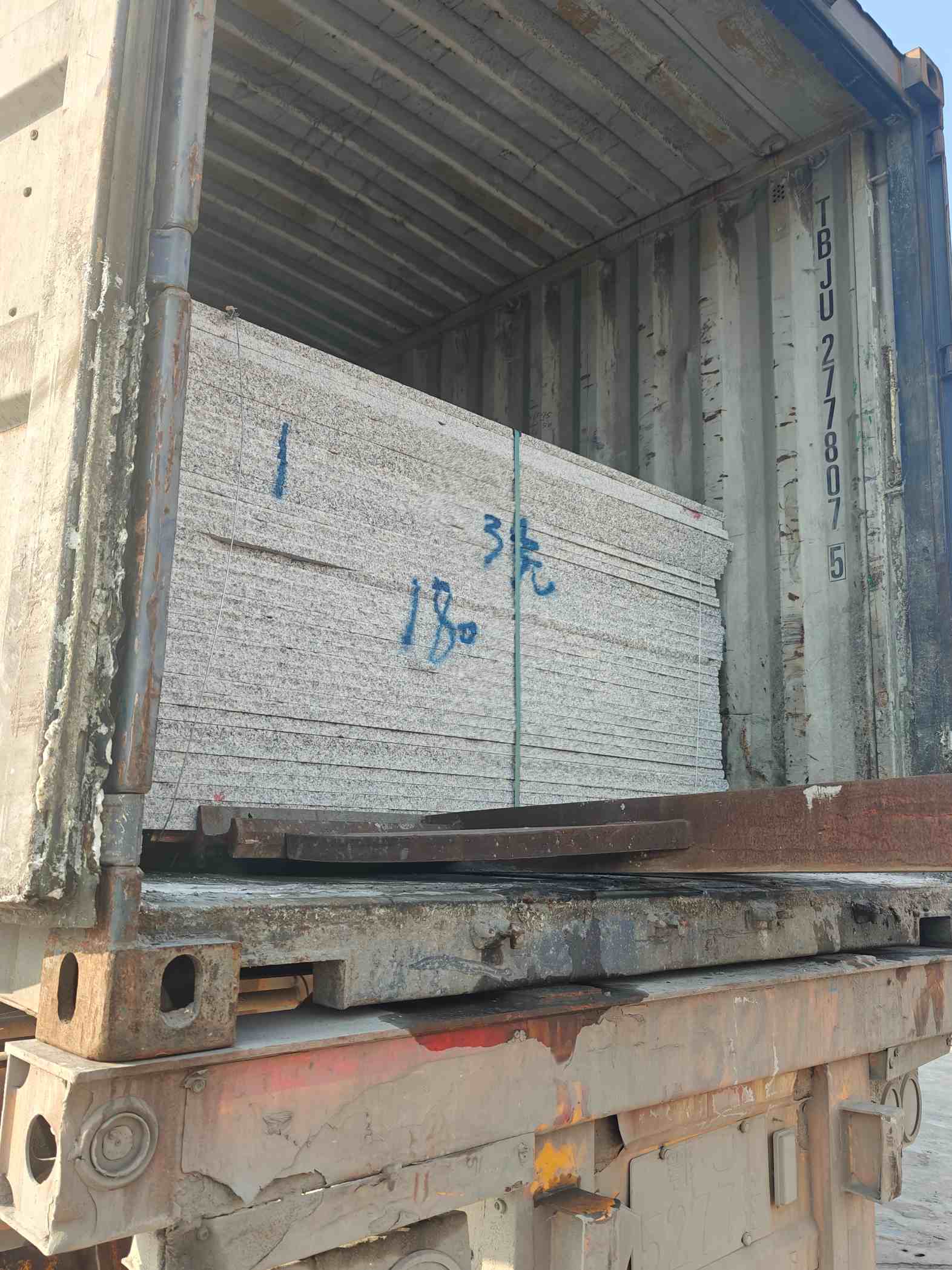 白银 芝麻白花岗岩石材3.0公分光面毛板装柜出货