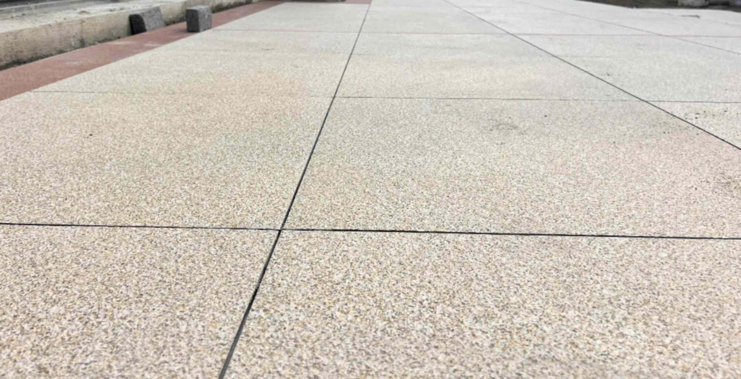 白银 黄金麻花岗岩石板材荔枝面地面铺装效果