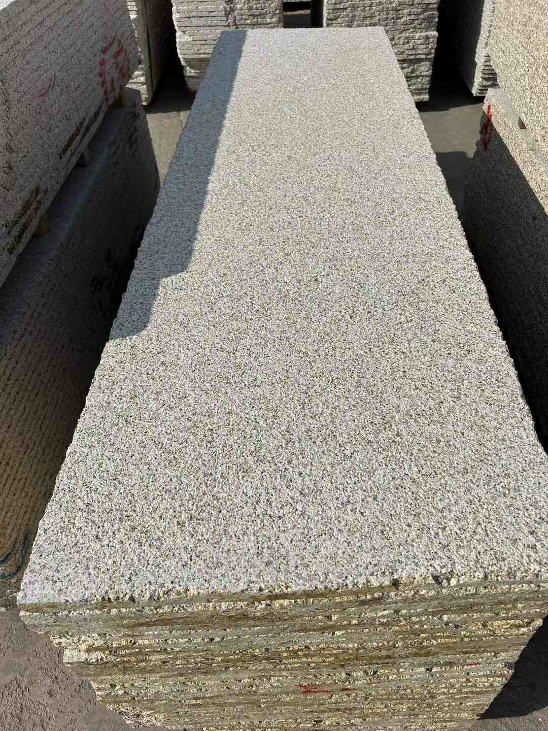 白银 黄金麻花岗岩荔枝面毛板，半成品