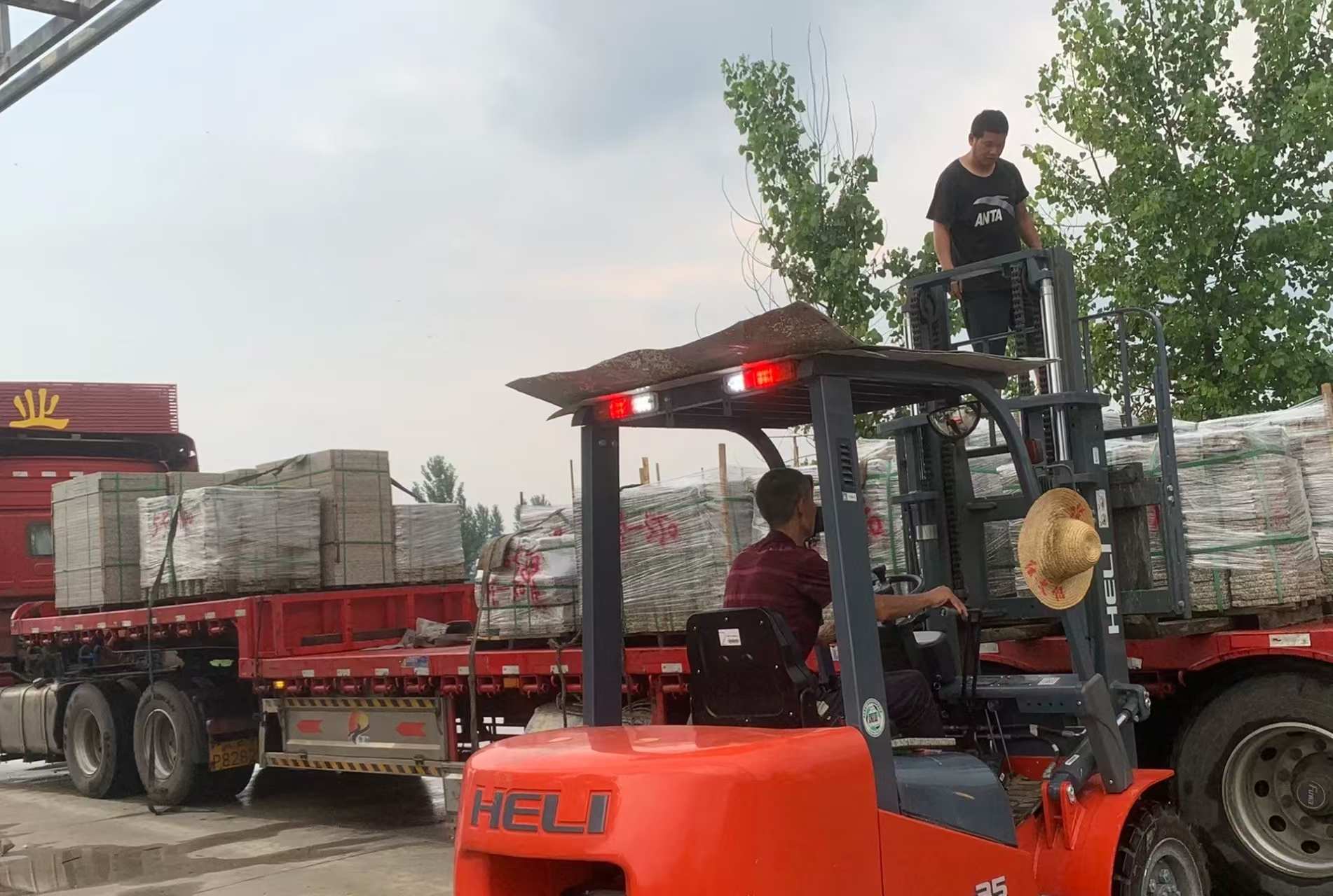 白银 黄金麻冰裂纹，地铺石装车