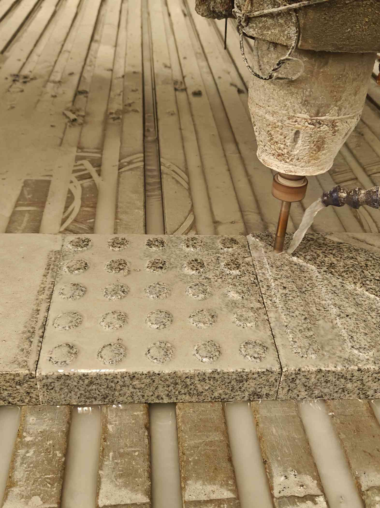 白银 芝麻白花岗岩石材盲人石、盲道石、盲点石