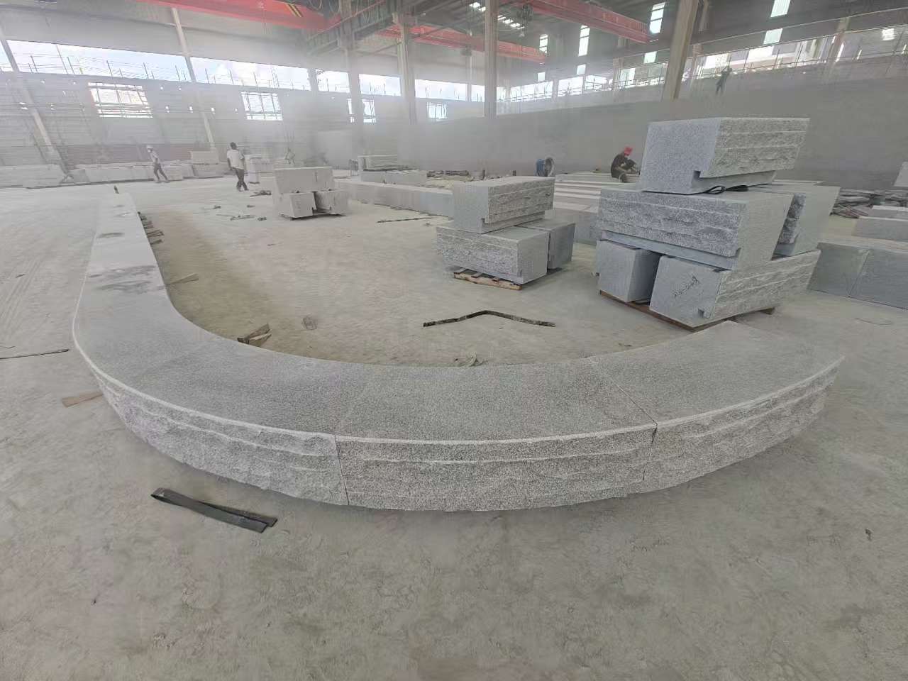 白银 芝麻白异形坐凳，自然面光面弧形加工