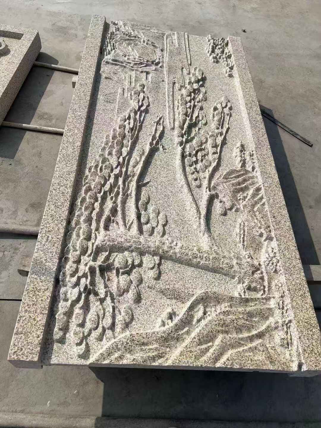 白银 黄金麻雕刻板浮雕迎客松