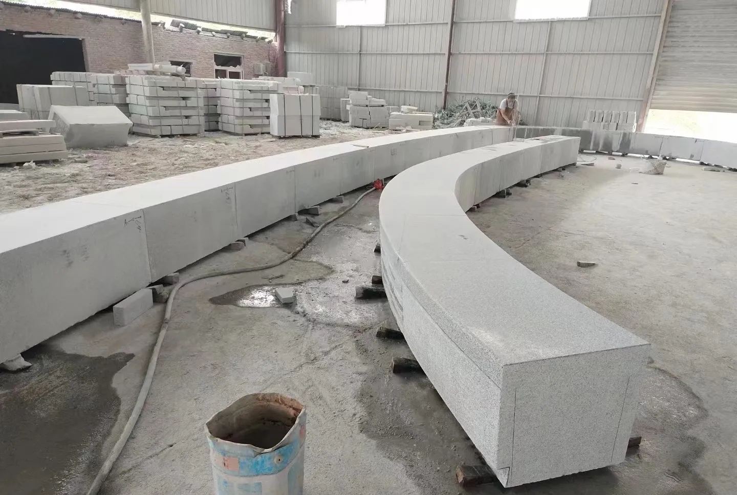 白银芝麻白花岗岩石板材 园林光面弧形坐凳