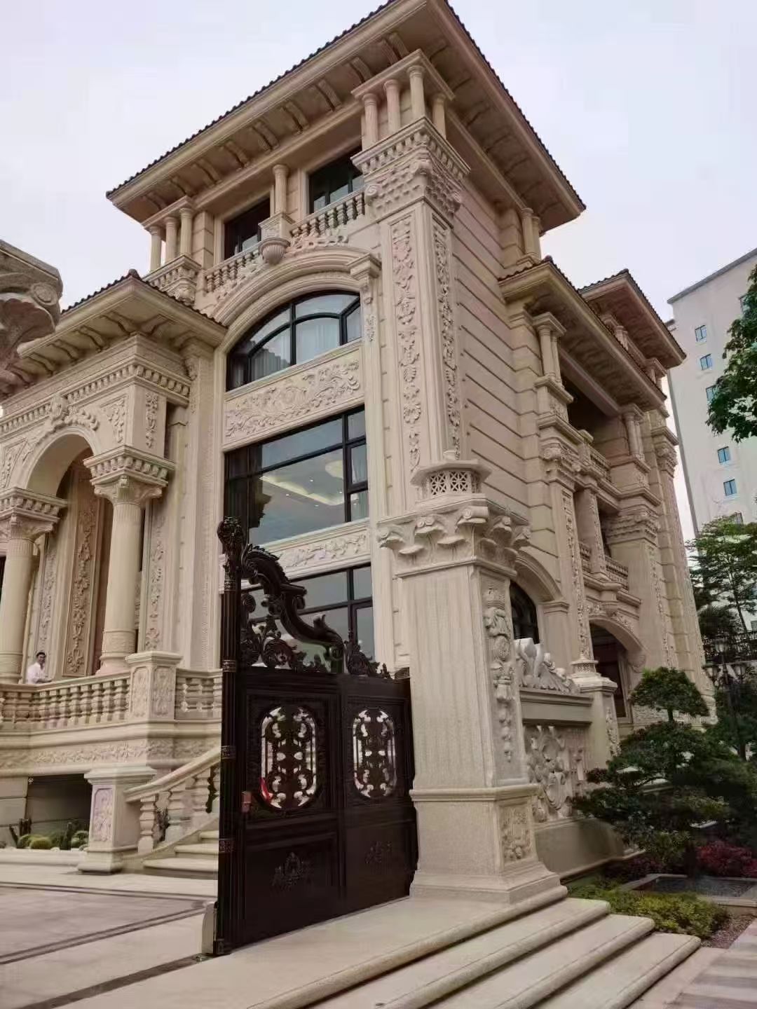 白银 黄金麻花岗岩别墅外墙干挂效果展示