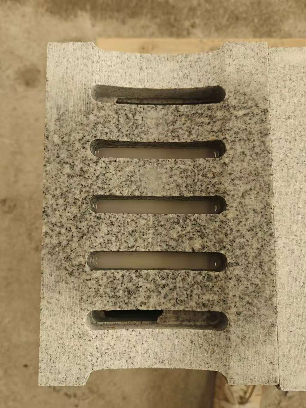 白银 芝麻白拉丝面花岗岩U型开槽排水槽