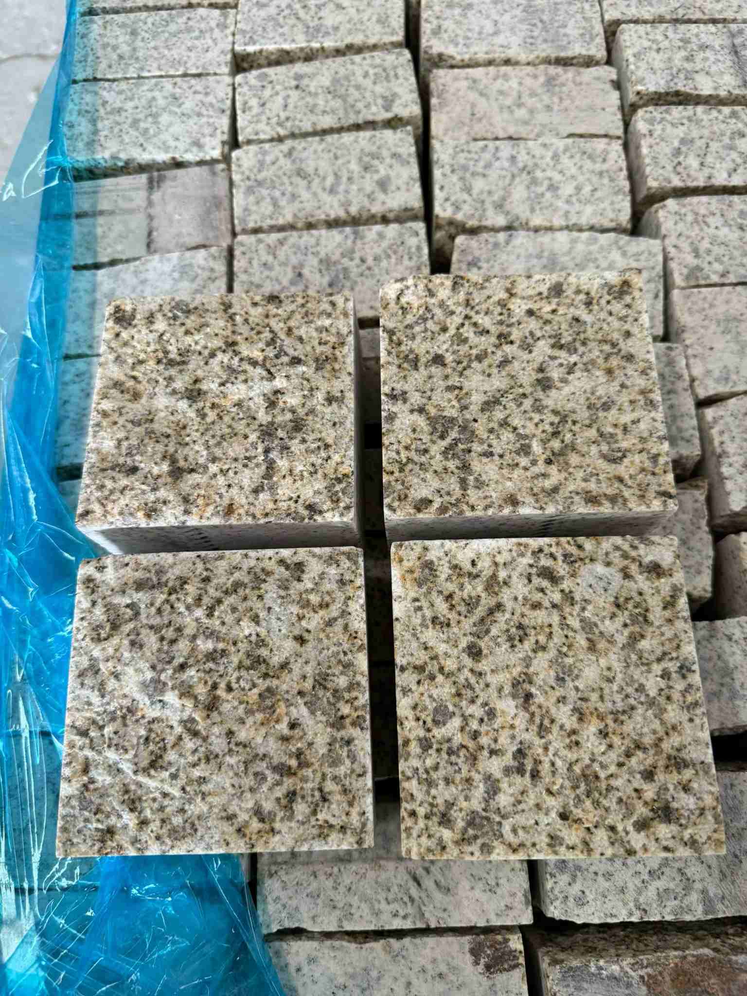 白银 黄金麻花岗岩自然面小方块，弹石，马蹄石等