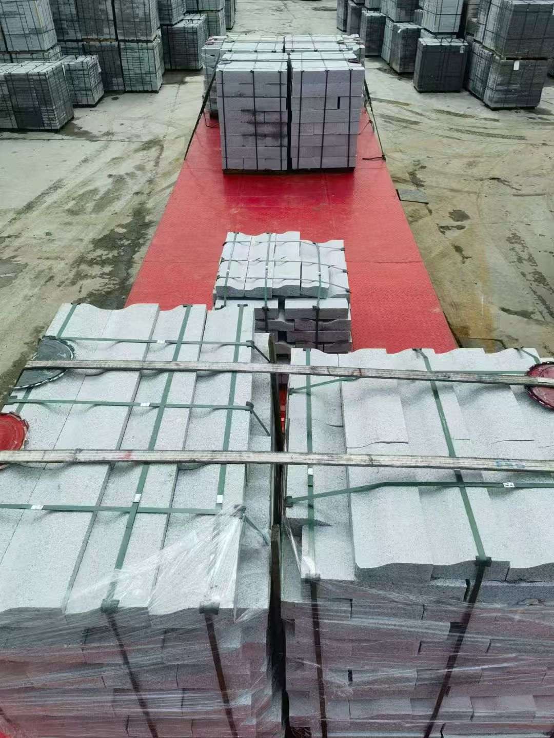 白银 芝麻白仿形加直形路沿石出货日常