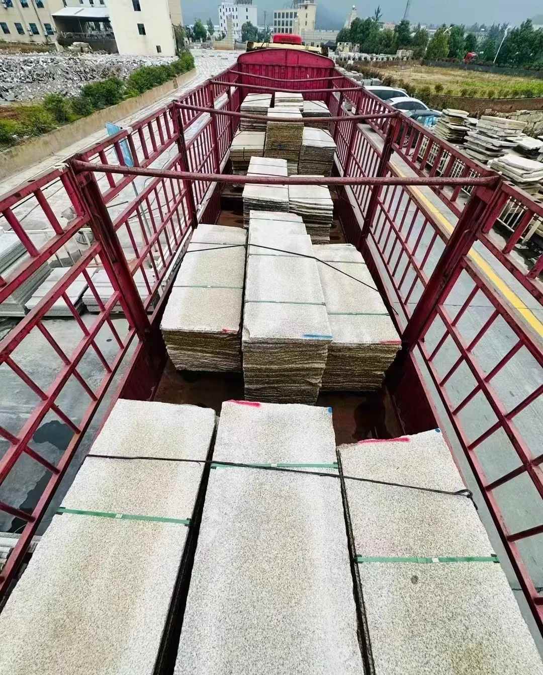 白银 黄金麻花岗岩荔枝面，光面毛板装车完成