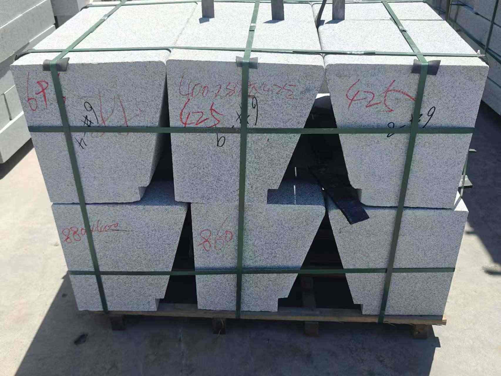 白银 芝麻白异形坐凳，石凳