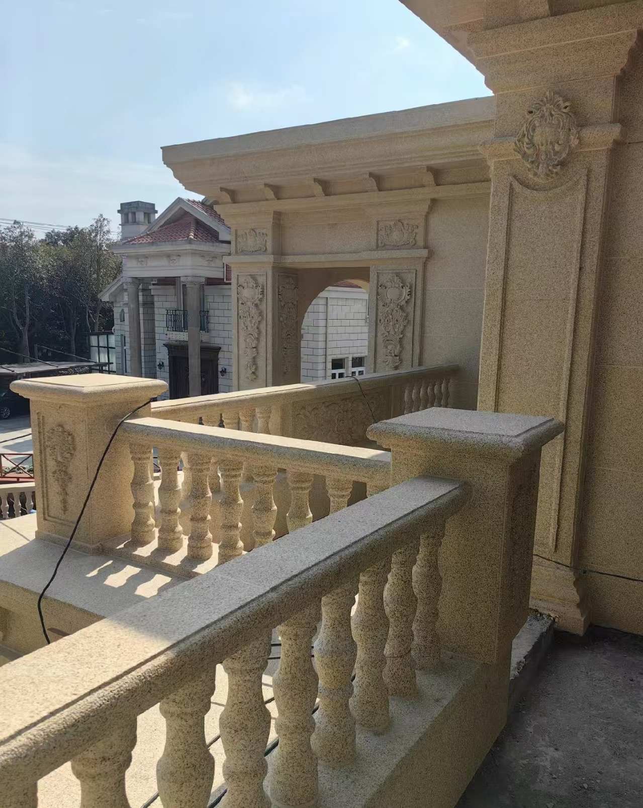 白银 黄金麻别墅外墙干挂雕花配合阳台栏杆花瓶柱