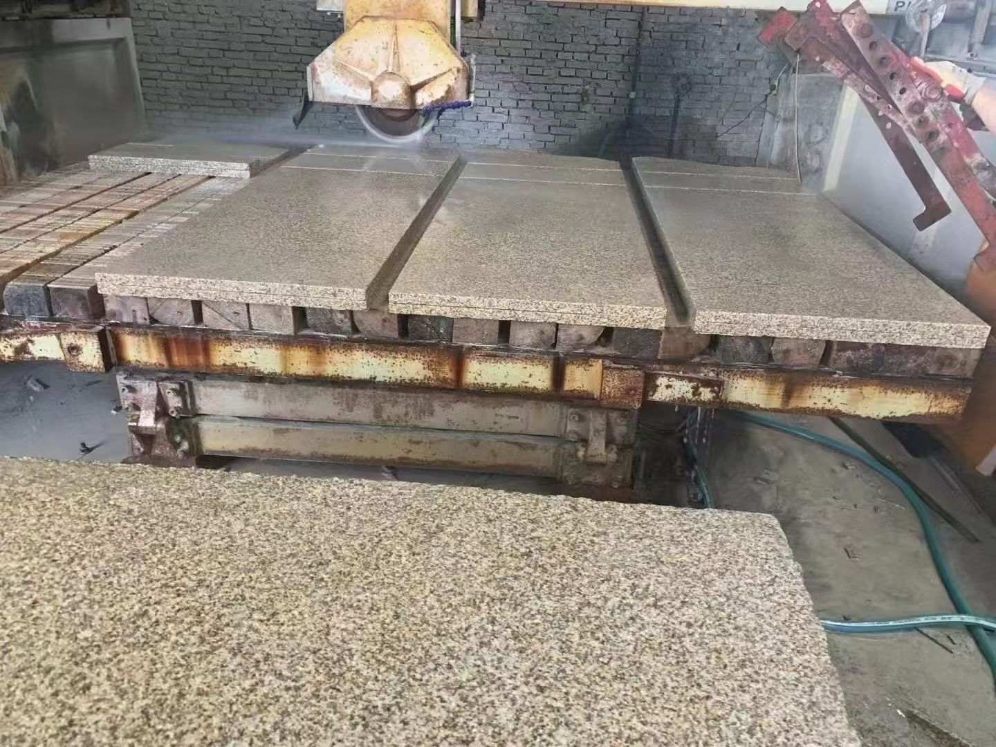 白银 黄金麻荔枝面成品板加工