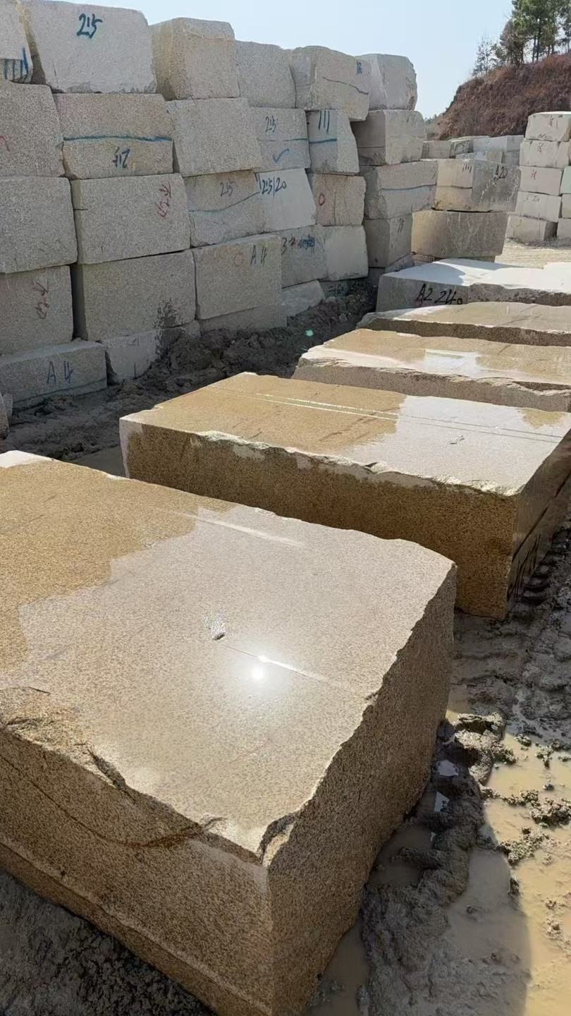 白银 黄金麻方料堆场洗料分选中，原材料充足