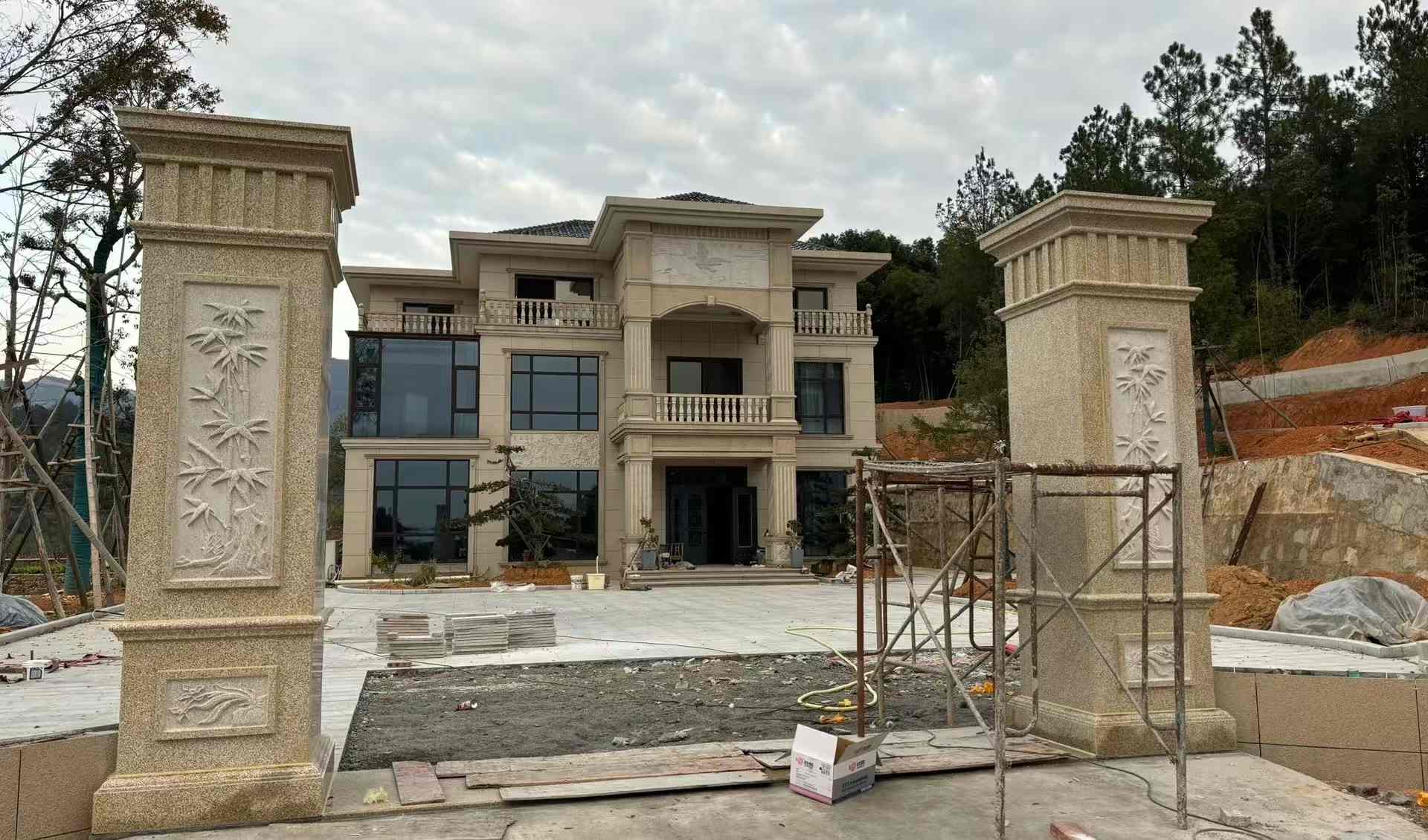 白银 黄金麻花岗岩别墅雕花外墙干挂配上门口雕花罗马柱