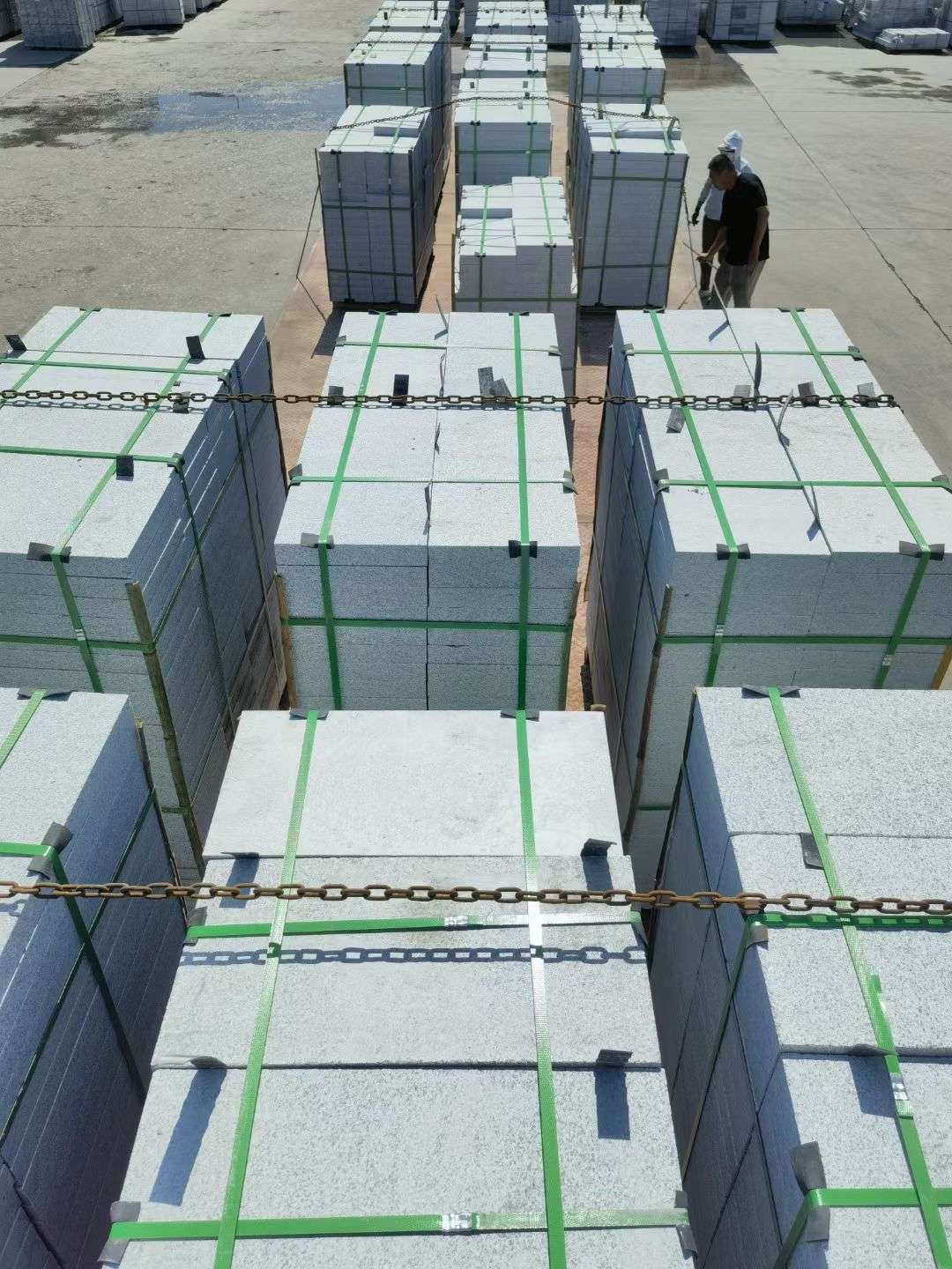 白银 芝麻白花岗岩5公分地铺石 花岗岩厂家工厂装车日常